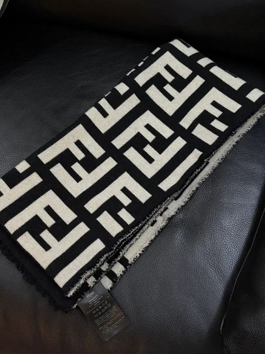 FENDI フェンディ ロゴ ウール スカーフ ブラック