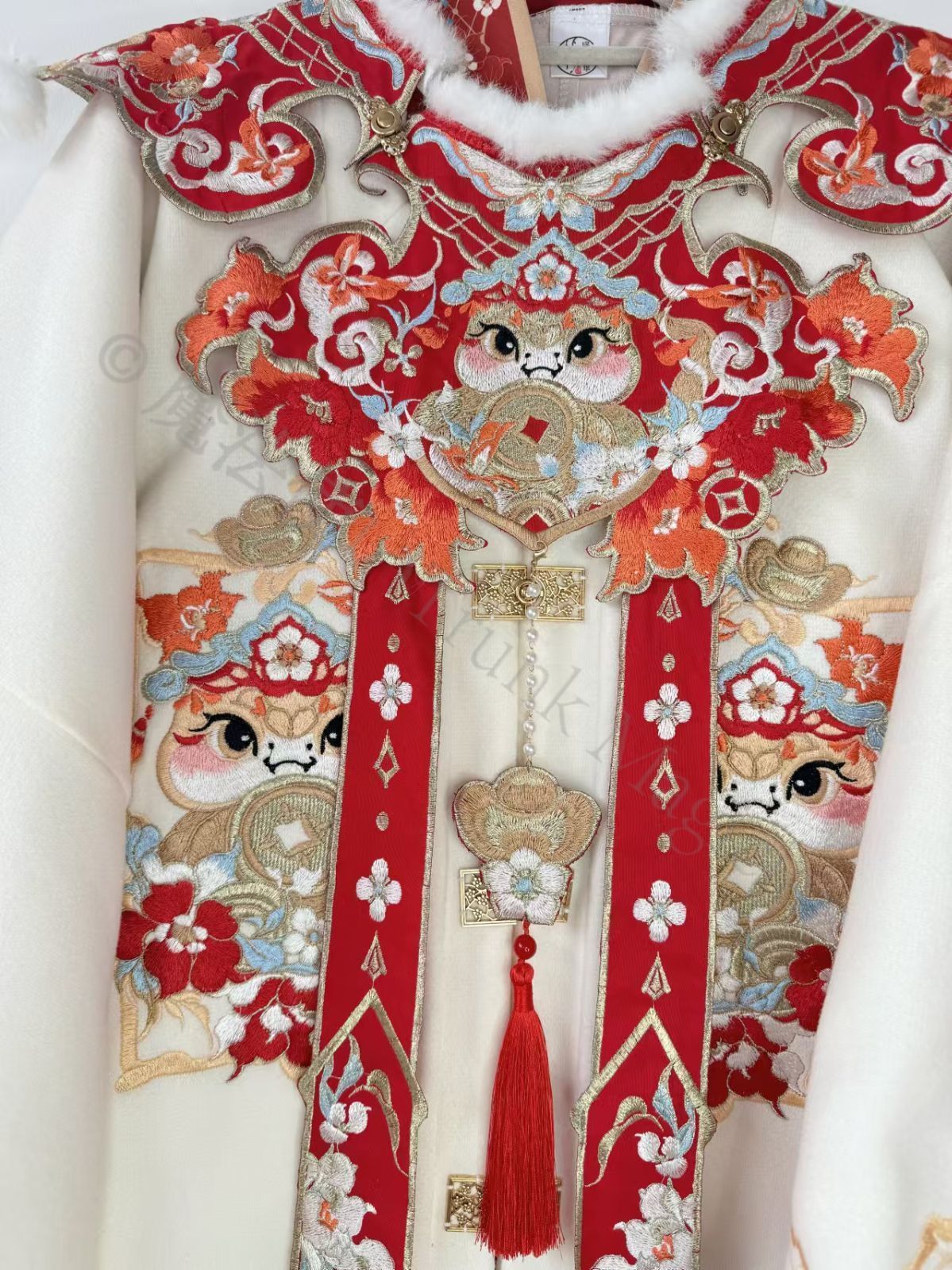 蛇転銭坤 明制漢服 豪華4点セット 新年クリスマス用コスプレ衣装 蛇転銭坤 明制漢服 豪華4点セット 女子