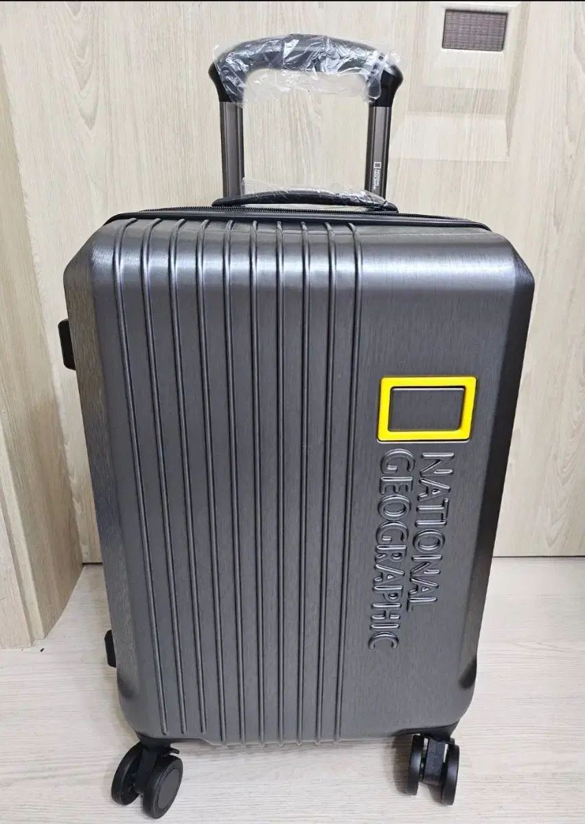 拡張型 National Geographic キャリアー 20インチ 機内持ち込み チャコール