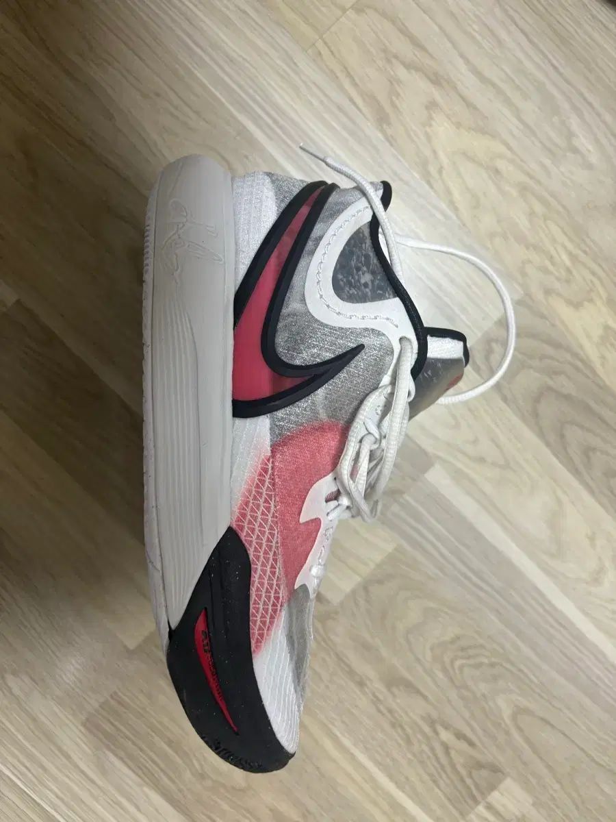 カイリー8 ユニバーシティレッド 未発売