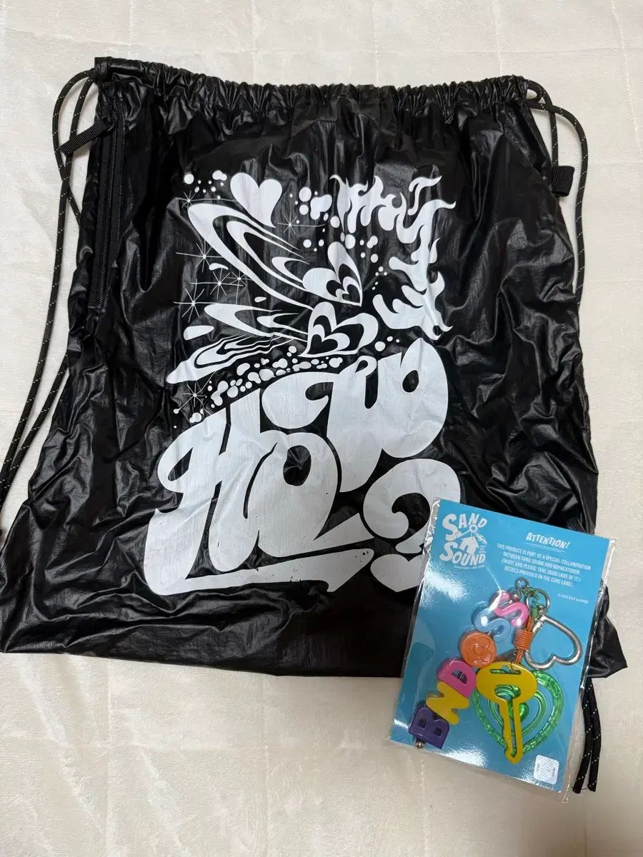 boynextdoor sand sound コラボ　ポーチ　how ボネクド BOYNEXTDOOR(ボイネク) サンドTHE SOUND バッグ - メルカリ