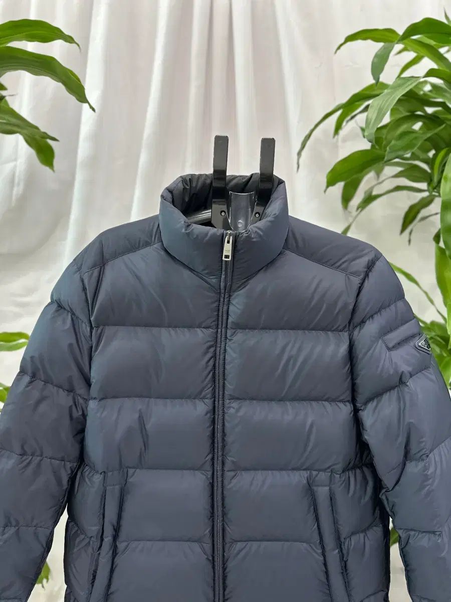 52) PRADA プラダ トライアングル ロゴ ダウン ネイビー - メルカリ