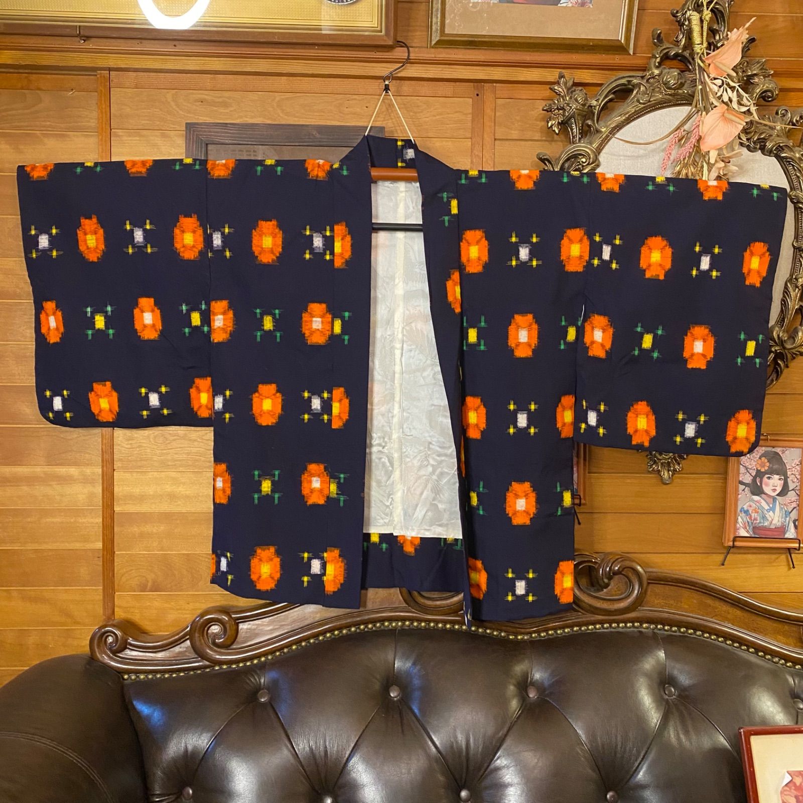 濃紺地にオレンジの抽象花紋