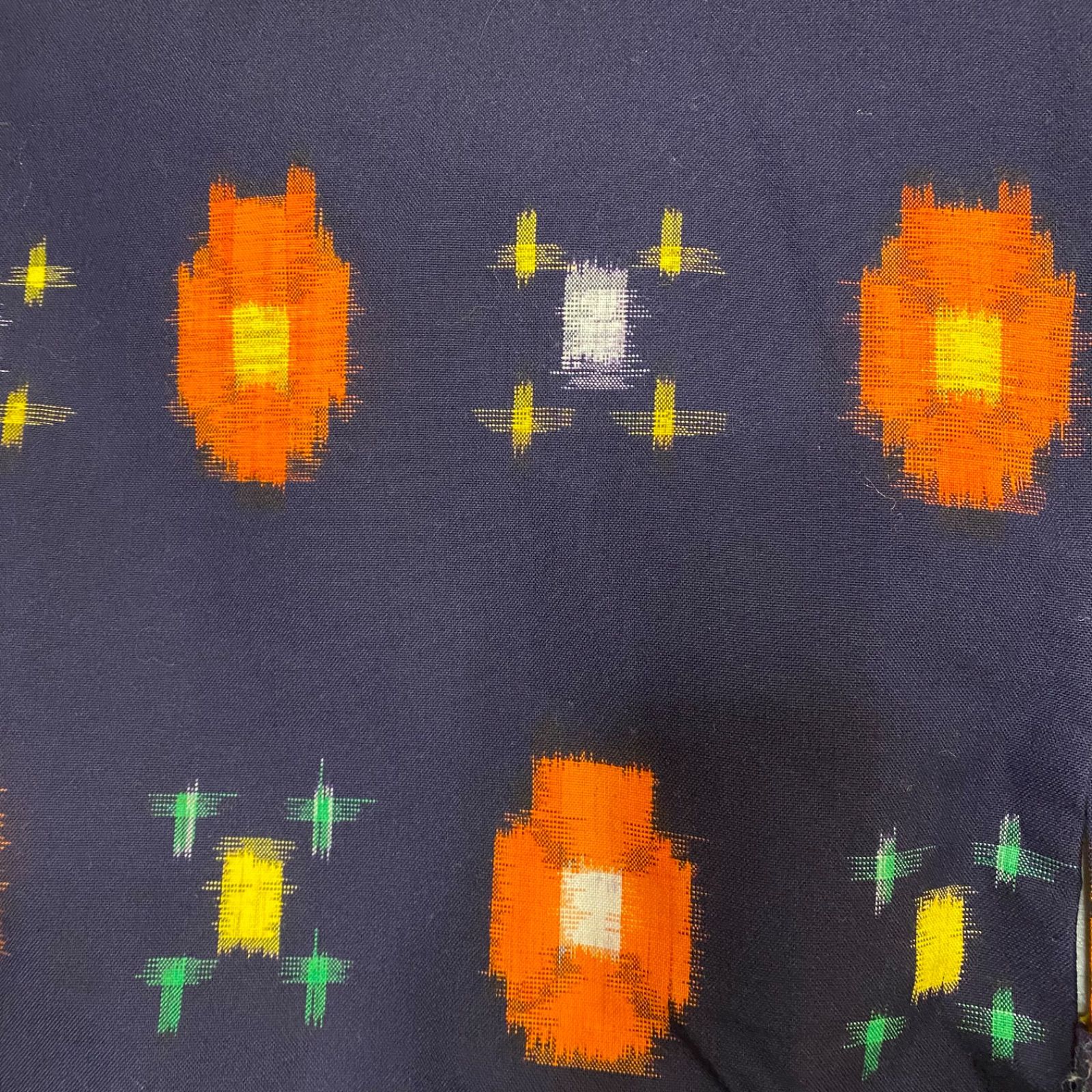 濃紺地にオレンジの抽象花紋