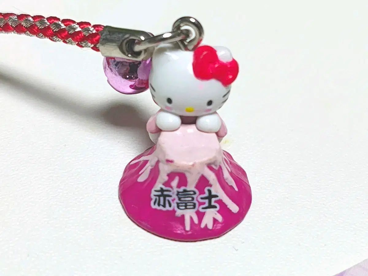 ハローキティ 赤富士バージョン　ストラップ 日本限定 ハローキティ 赤富士 サン フジ ストラップ 出品 - メルカリ