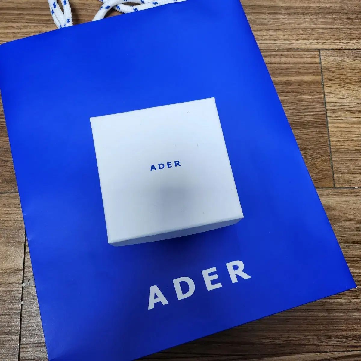 ショップ (新品) アーダーエラー リップル キーホルダー Z-ブルー