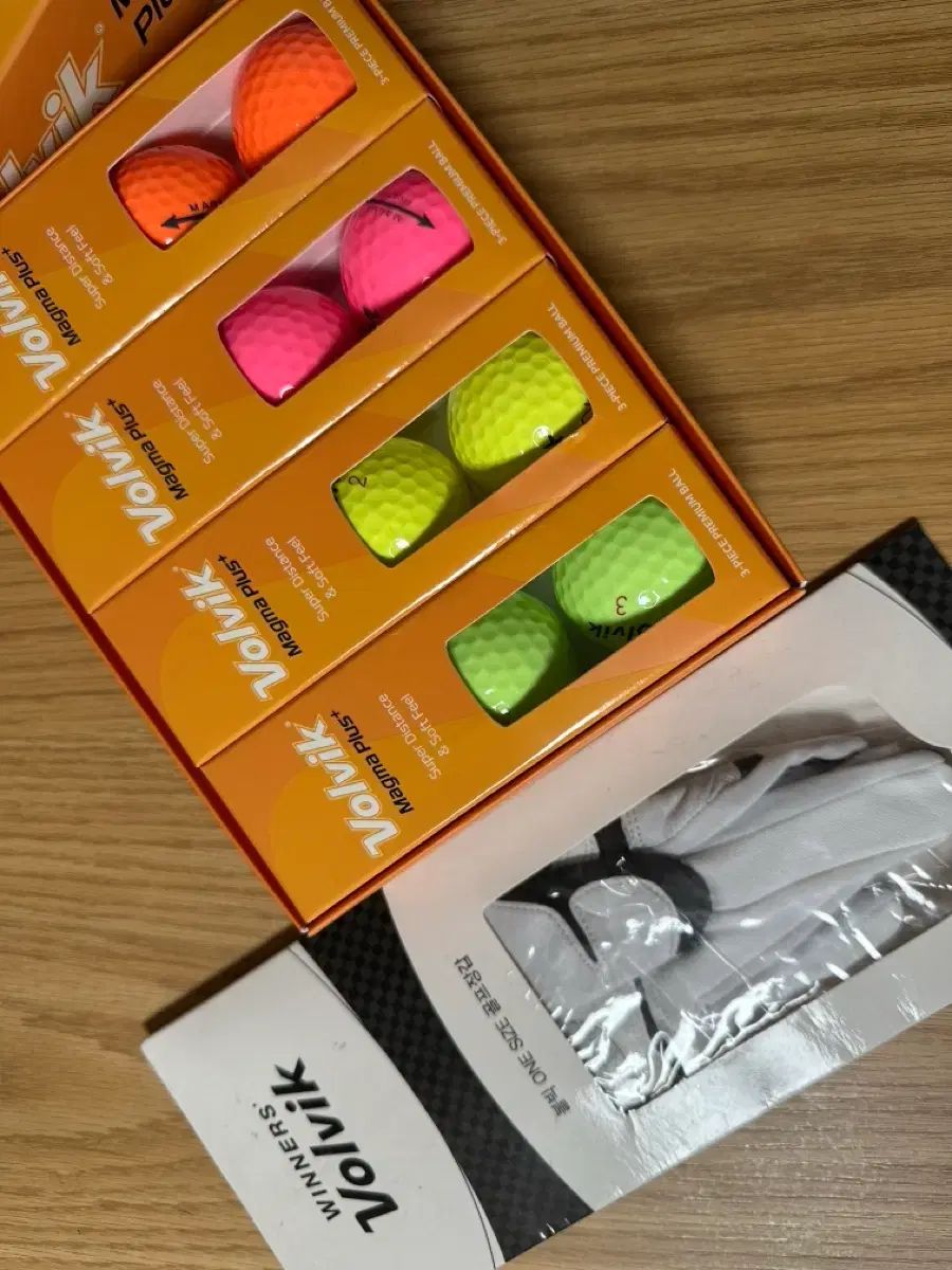 ボルビック麻マグマPLUSゴルフボール ゴルフグローブ ゴルフボールたち