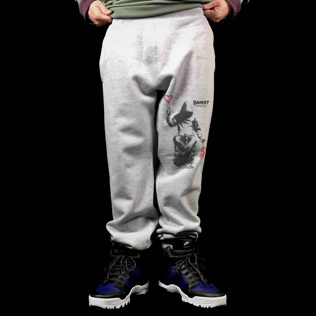オリジナル スウェットパンツ BANKSY バンクシー フーディ スプレー 教祖 グラフィティ S M L XL タイト ジャスト 大きい ビッグ オーバーサイズ メンズ レディース ユニセックス ピンククリーム