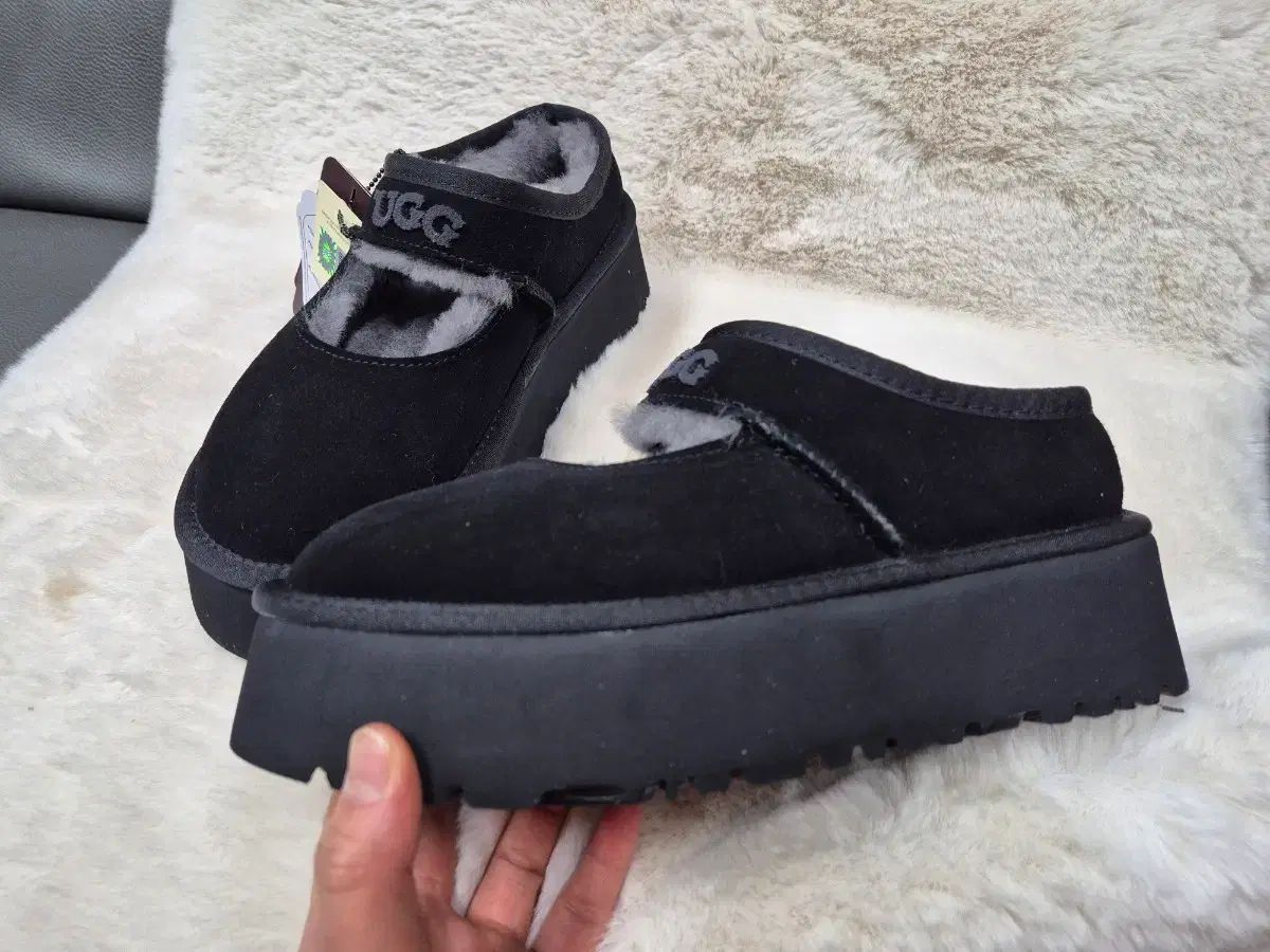 オーストラリア オッズウェア メリージェーン エンボスロゴ プラットフォーム シューズ