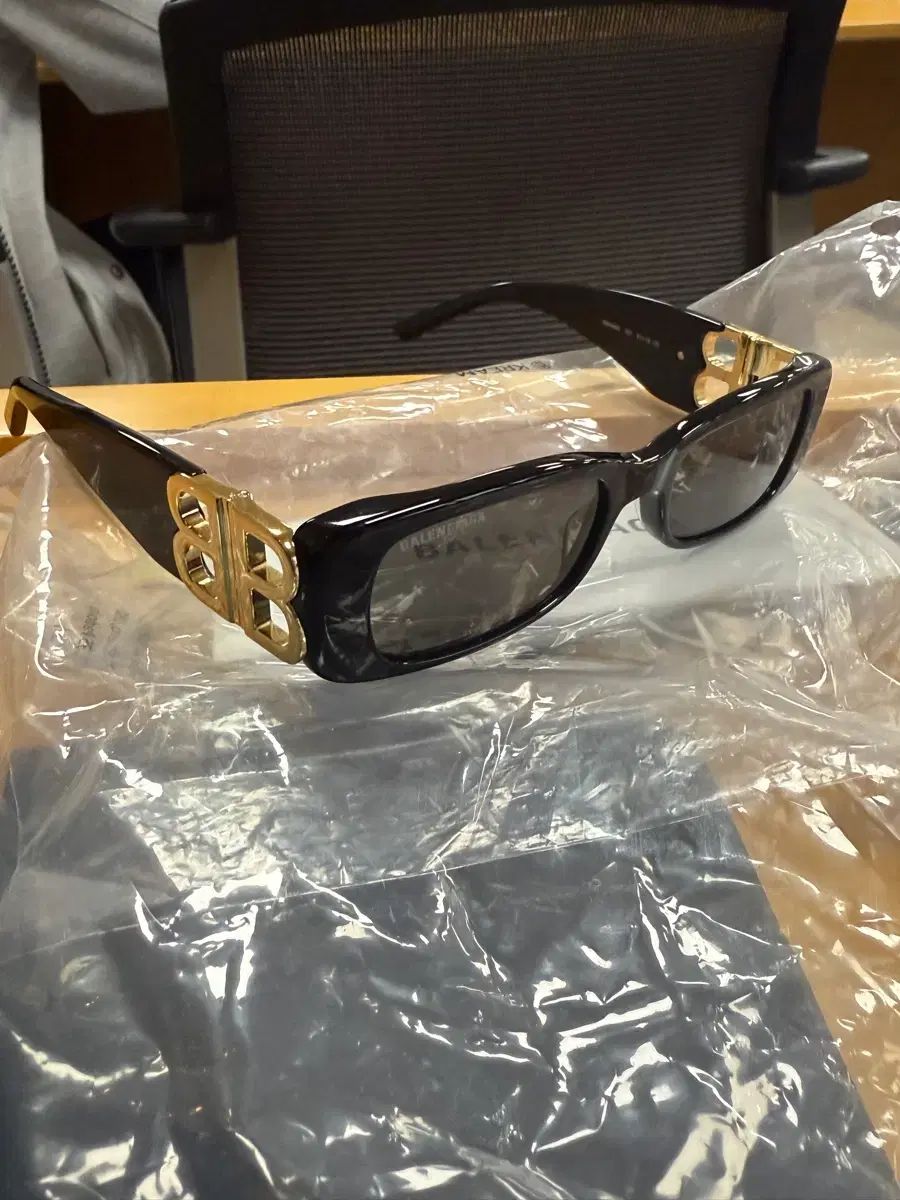 バレンシアガ ダイナスティ レクタングル サングラス ブラック