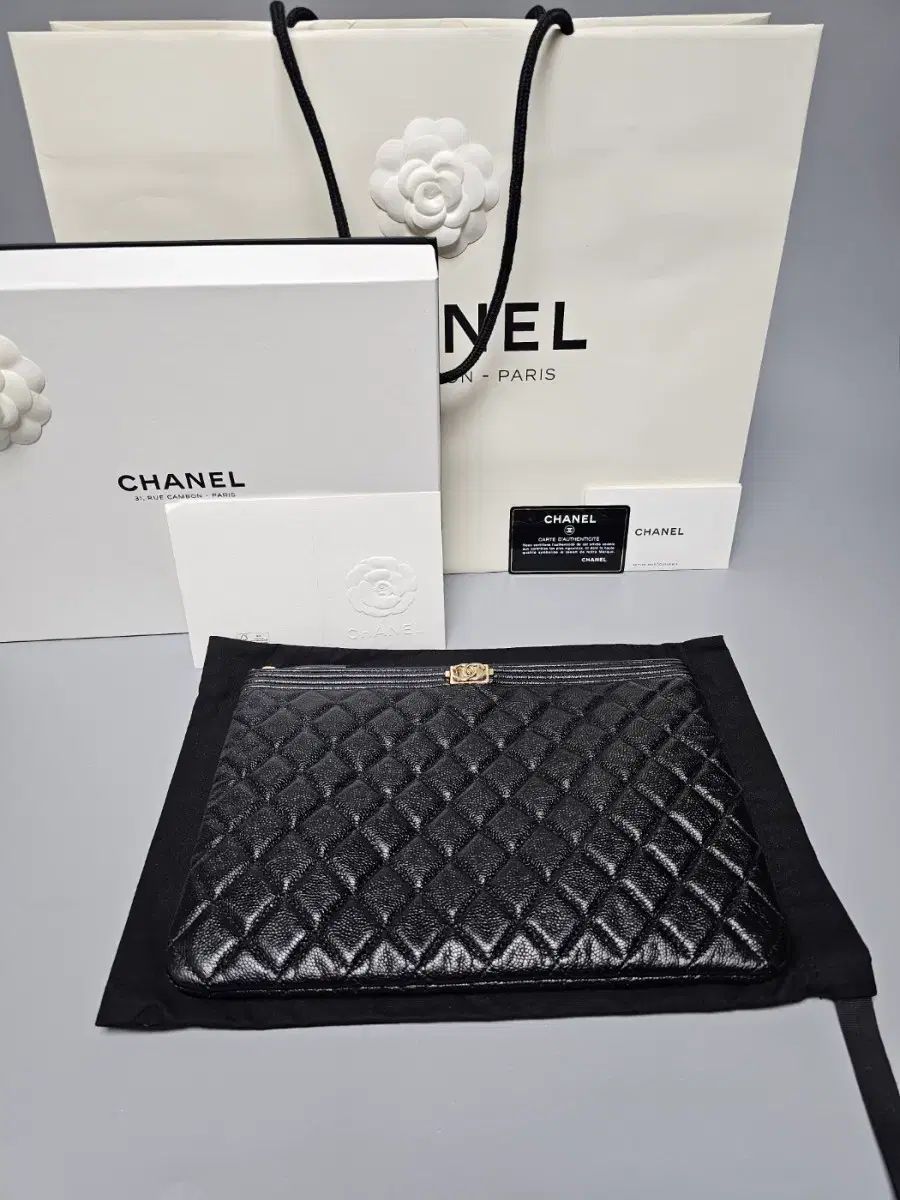 シャネル ボーイ ゴールド キャビア クラッチバッグ ミディアム ブラック 306番台