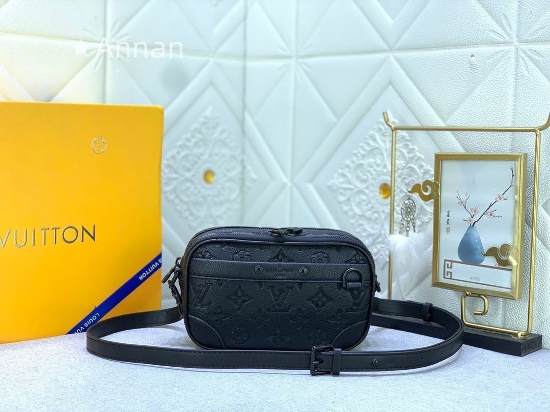 状態良 LOUIS VUITTON ルイヴィトン メンズ ショルダーバッグ モデル モノグラム エクリプス M 82542
