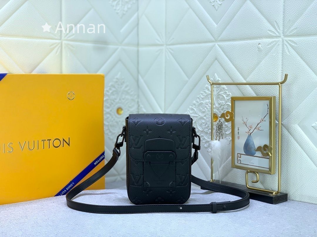 ルイ ヴィトン LOUIS VUITTON メンズ ショルダーバッグ モデル Sロック ヴェルティカル ウェアラブル ウォレット M 81524