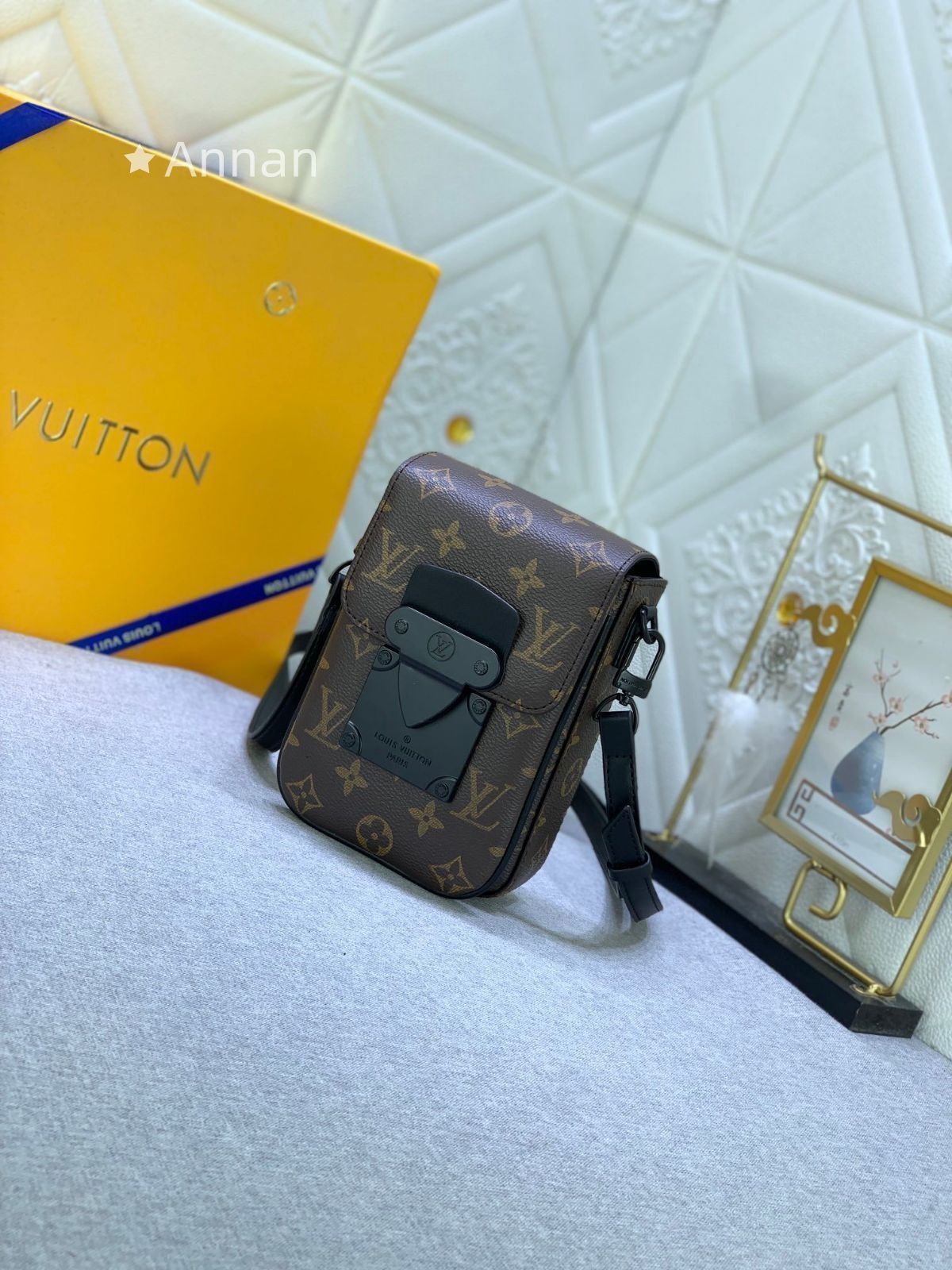 LOUIS VUITTON ルイヴィトン ショルダーバッグ モデル Sロック ヴェルティカル ウェアラブル ウォレット M 81522 モノグラムキャンバス