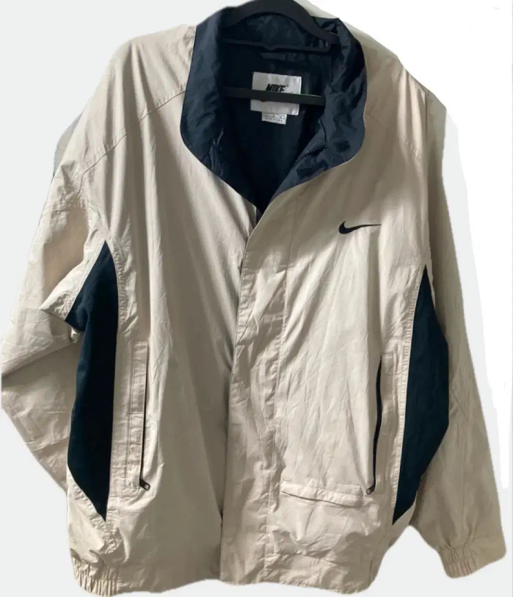 ナイキ スクール ウィンドブレーカー ベージュ