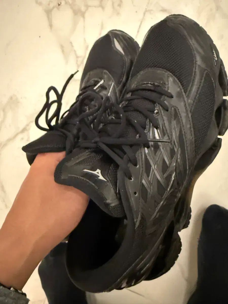 ミズノ オールブラック スニーカー 300