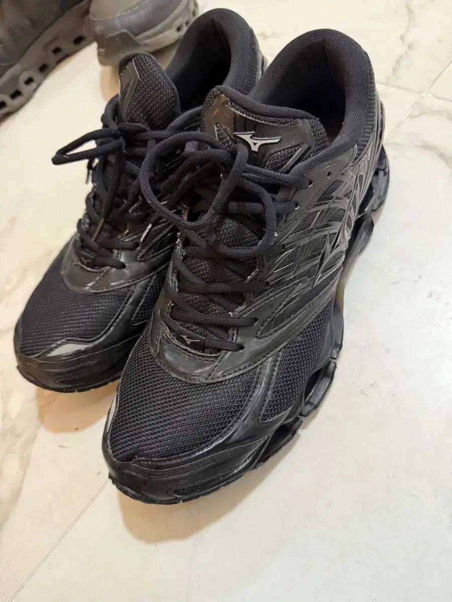 ミズノ オールブラック スニーカー 300