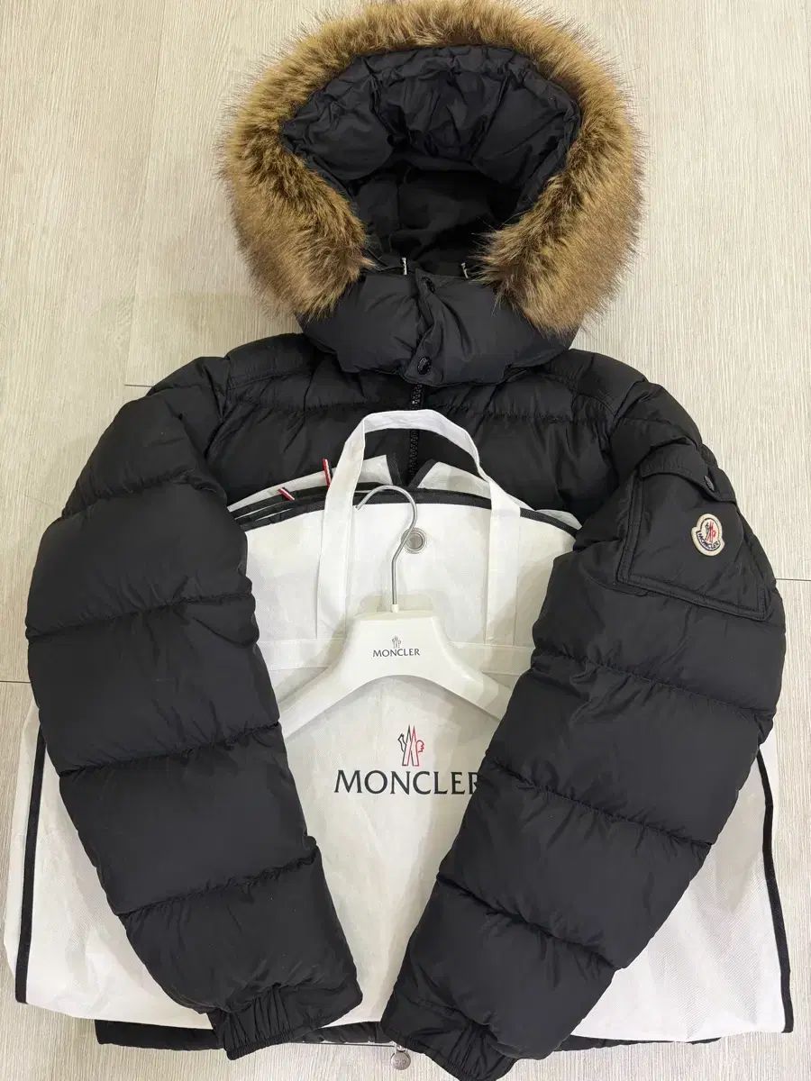 SSS級 モンクレール マヤ ブラック サイズ4
