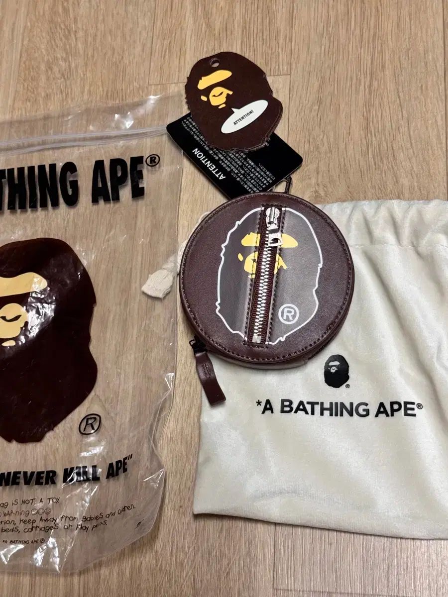 A BATHING APE アベイシングエイプ コインケース キーホルダー お買い得品 A BATHING APE（アベイシングエイプ）の「SHARK  LEATHER COIN