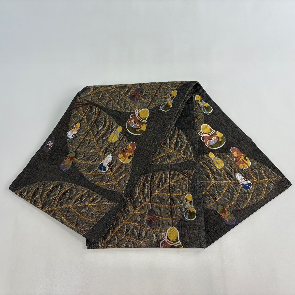 袋帯 名品 落款 瓢箪 葉 刺繍 金糸 黒灰 お太鼓柄 正絹 【】 【公式通販】