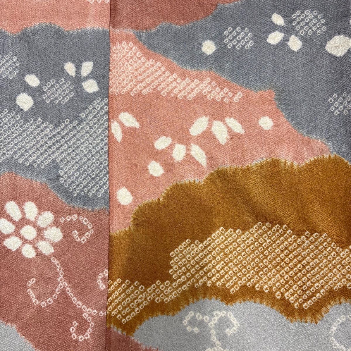  小紋 身丈162 5 cm 裄丈63 S 袷 雲文 花 絞り ピンクベージュ 正絹 小紋 着物