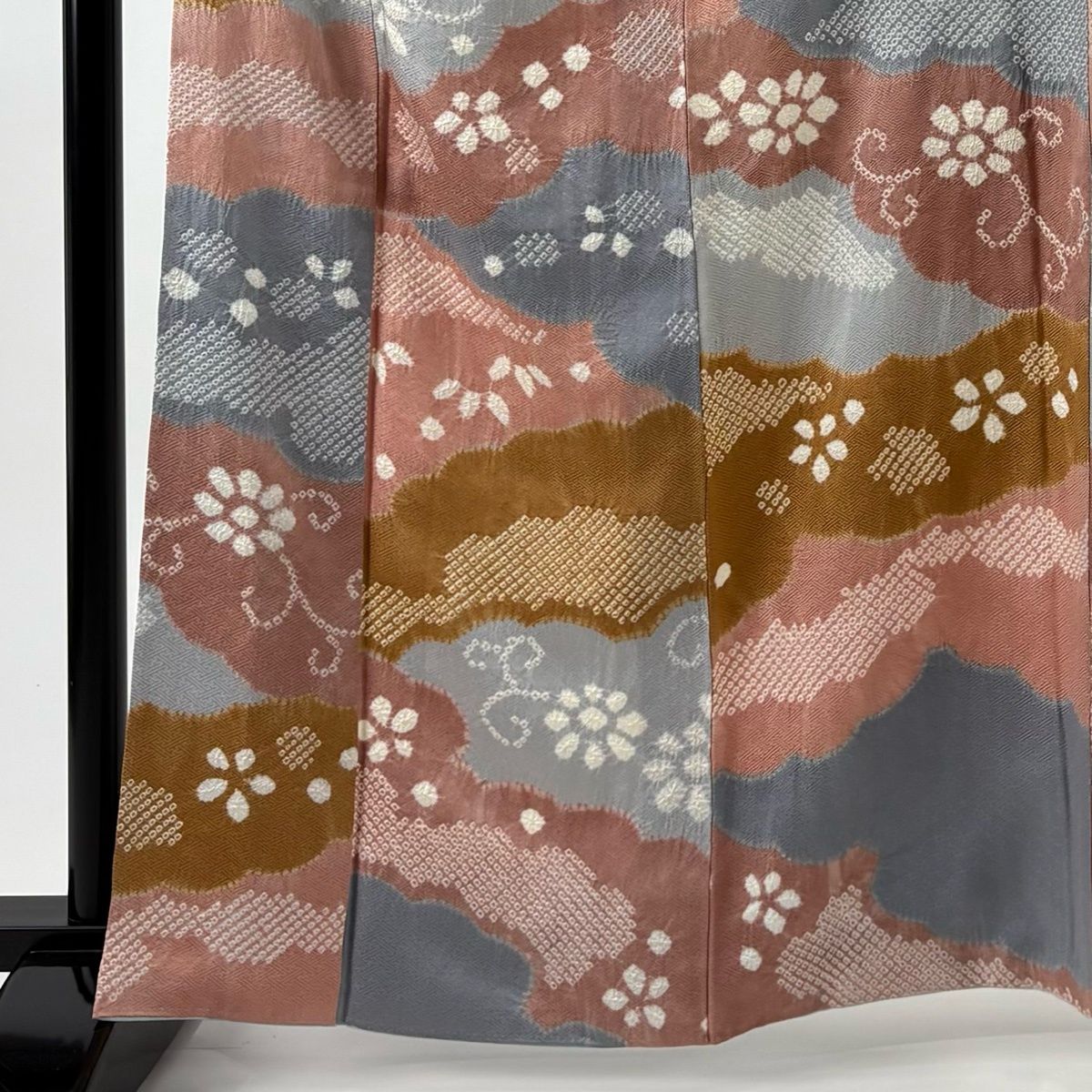 小紋 身丈162.5 cm 裄丈63.5 S 袷 雲文 花 絞り ピンクベージュ 正絹
