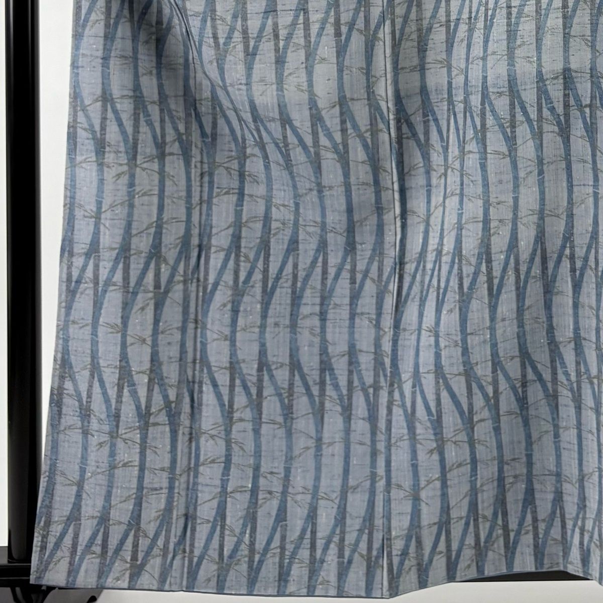 小紋 身丈162 cm 裄丈65 M 袷 川村久太郎 紬地 落款 竹 よろけ縞 青灰色 正絹
