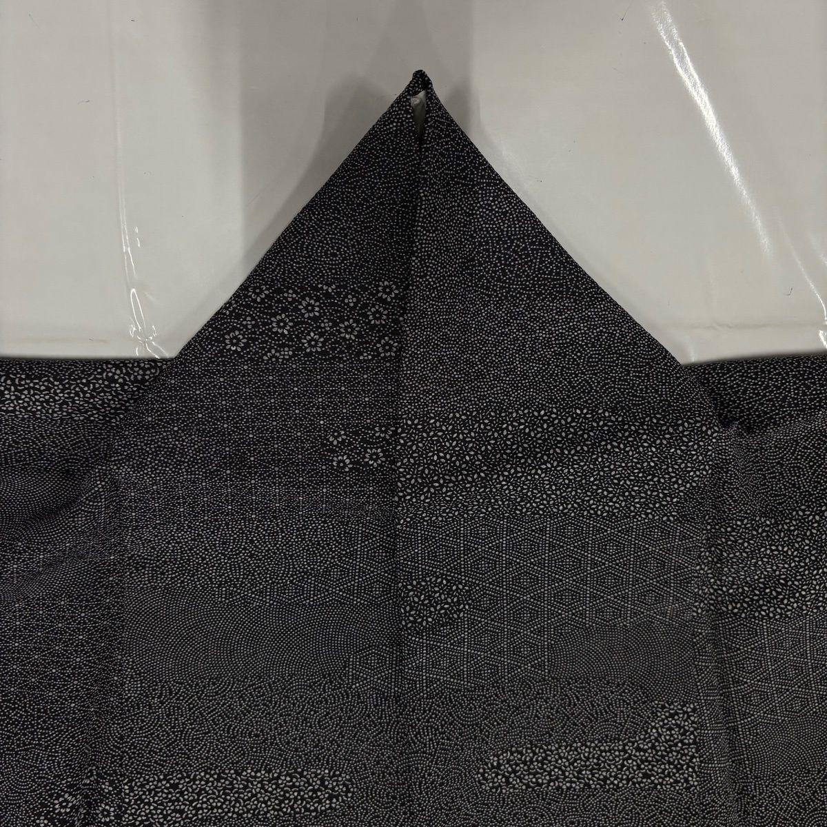  江戸小紋 身丈162 2 cm 裄丈65 M 袷 寄せ柄 ヱ霞 黒灰 正絹 小紋 着物