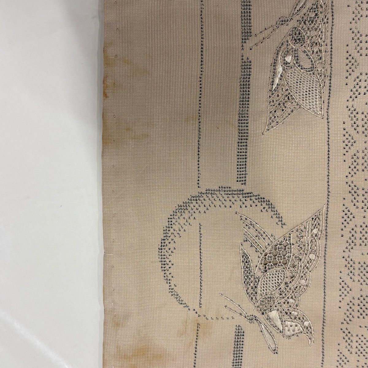  小紋 身丈154 5 cm 裄丈64 M 単衣 紬地 蝶 桜 刺繍 箔 薄茶色 正絹 小紋 着物