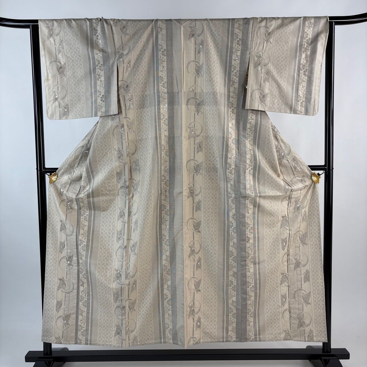 小紋 身丈154 5 cm 裄丈64 M 単衣 紬地 蝶 桜 刺繍 箔 薄茶色 正絹