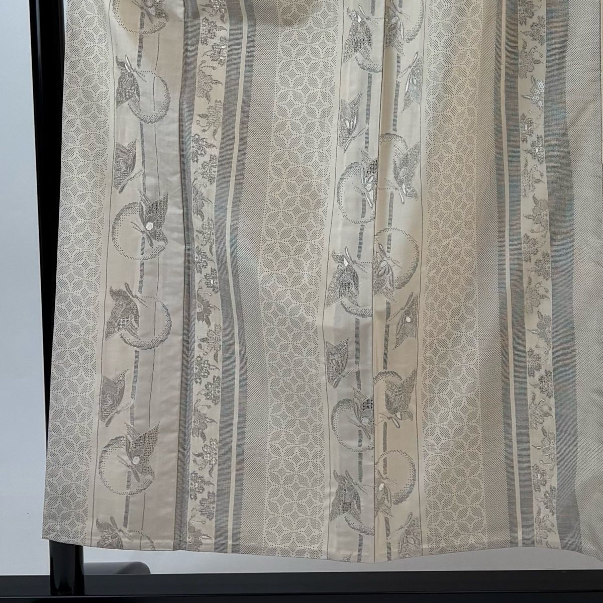 小紋 身丈154.5 cm 裄丈64.5 M 単衣 紬地 蝶 桜 刺繍 箔 薄茶色 正絹