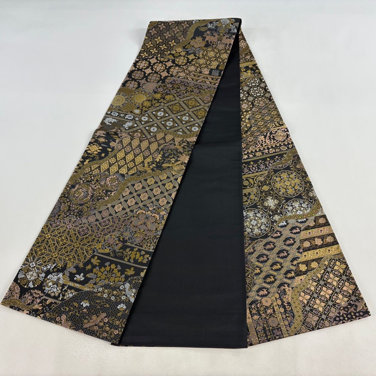 美品】 袋帯 逸品 箔屋清兵衛 落款 華文 花唐草 本金箔 刺繍 墨色