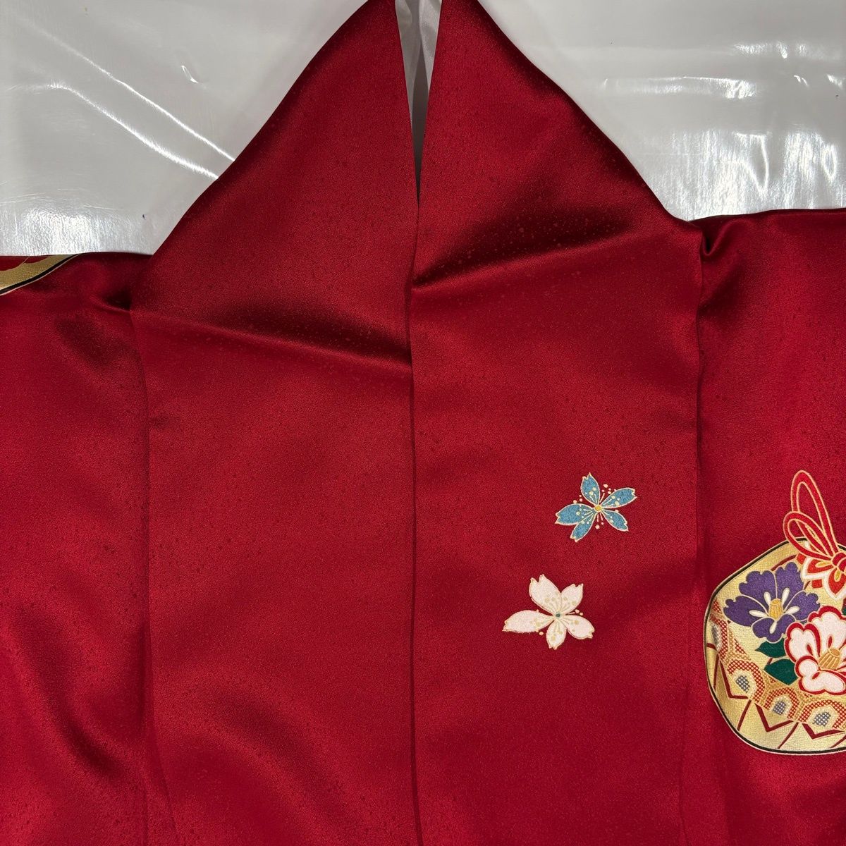 美品】 振袖 身丈155.5cm ベスト 裄丈62cm S 袷 鞠 桜 金糸 金彩 赤