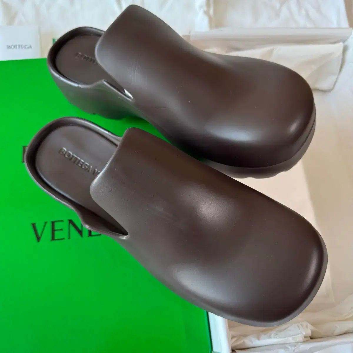 BOTTEGA VENETA ボッテガ ヴェネタ クロッグ 폰단트 44