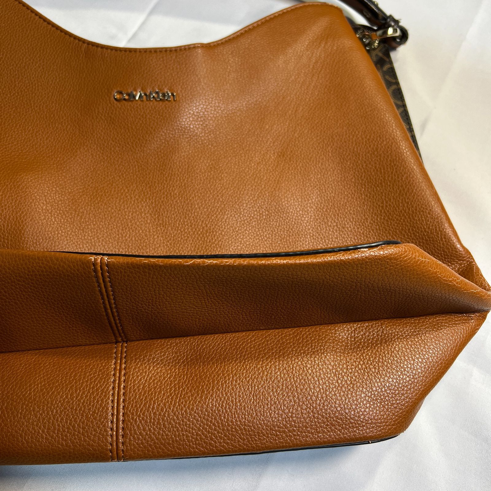 ZM1650 Calvin Klein カルバンクライン アクセンテッド ホーボーバッグ 