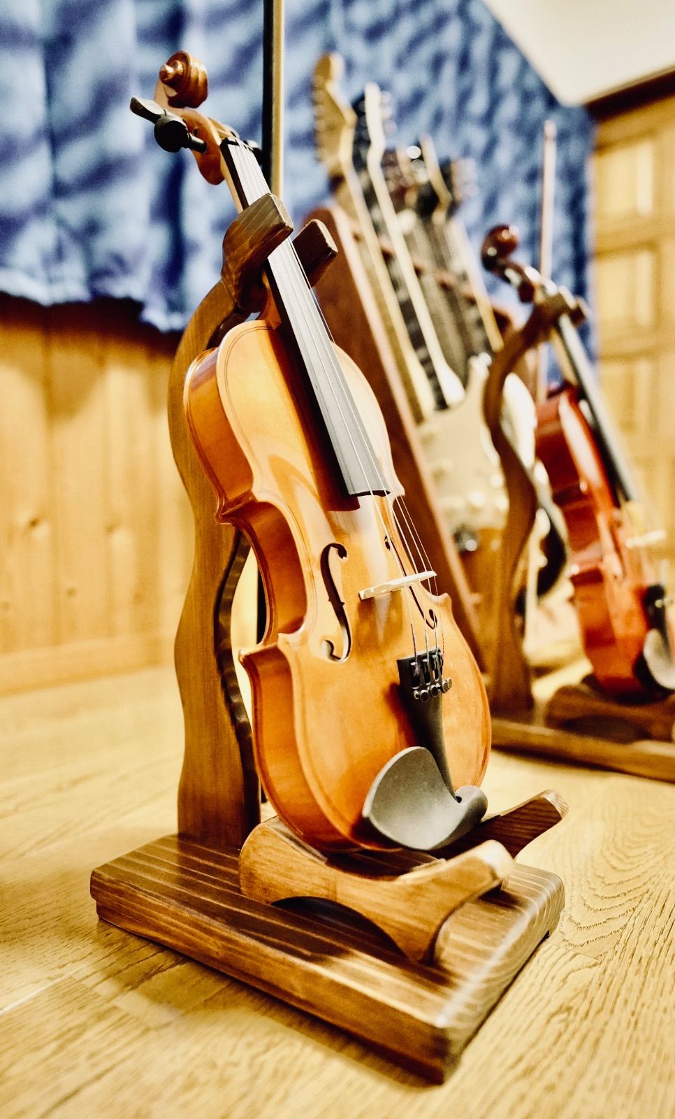 １台 手作り木工 木製バイオリンスタンド ニス仕上げ 1 4〜1