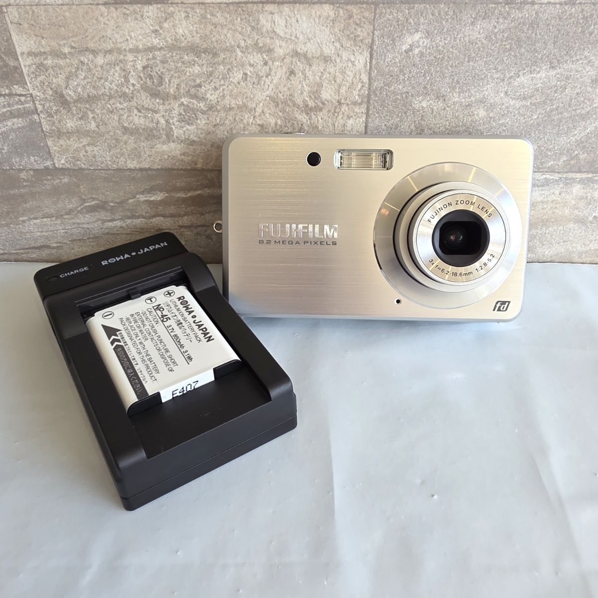 Fujifilm FinePix J15 コンパクトカメラ Fujifilm FINEPIX J15 コンパクトデジタルカメラ FINEPIX J15 fd