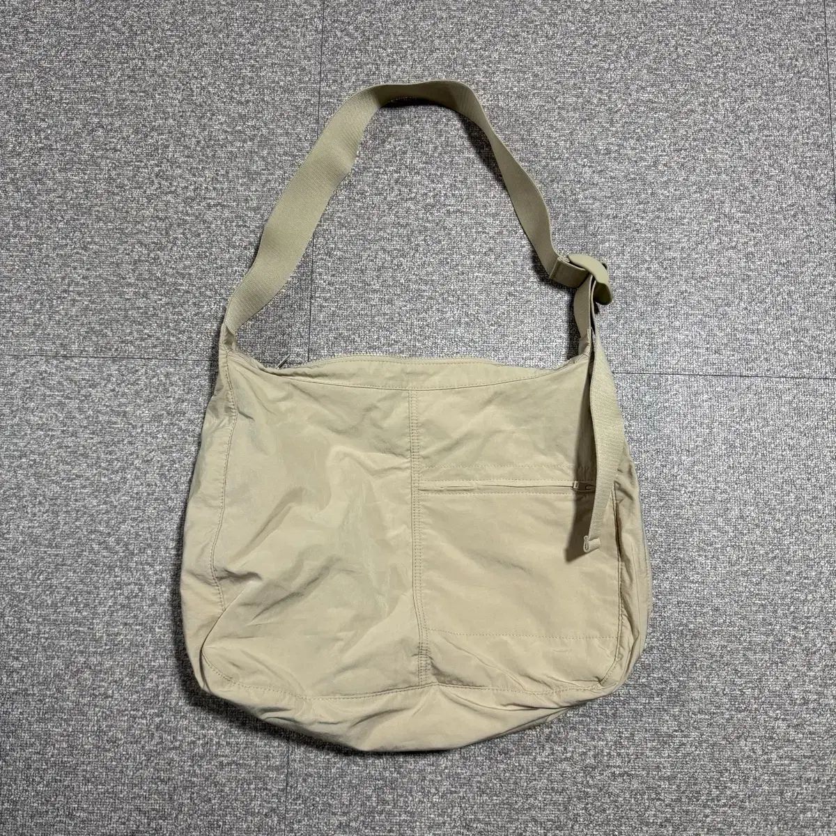 COS コス スラウチ ナイロン メッセンジャー バッグ ベージュ