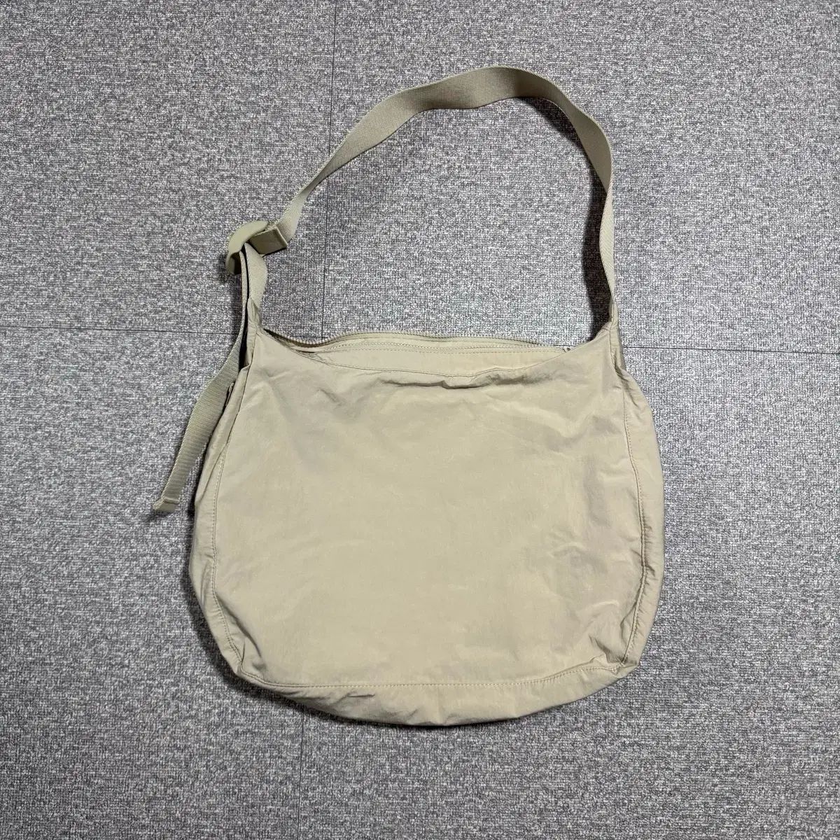 COS コス スラウチ ナイロン メッセンジャー バッグ ベージュ