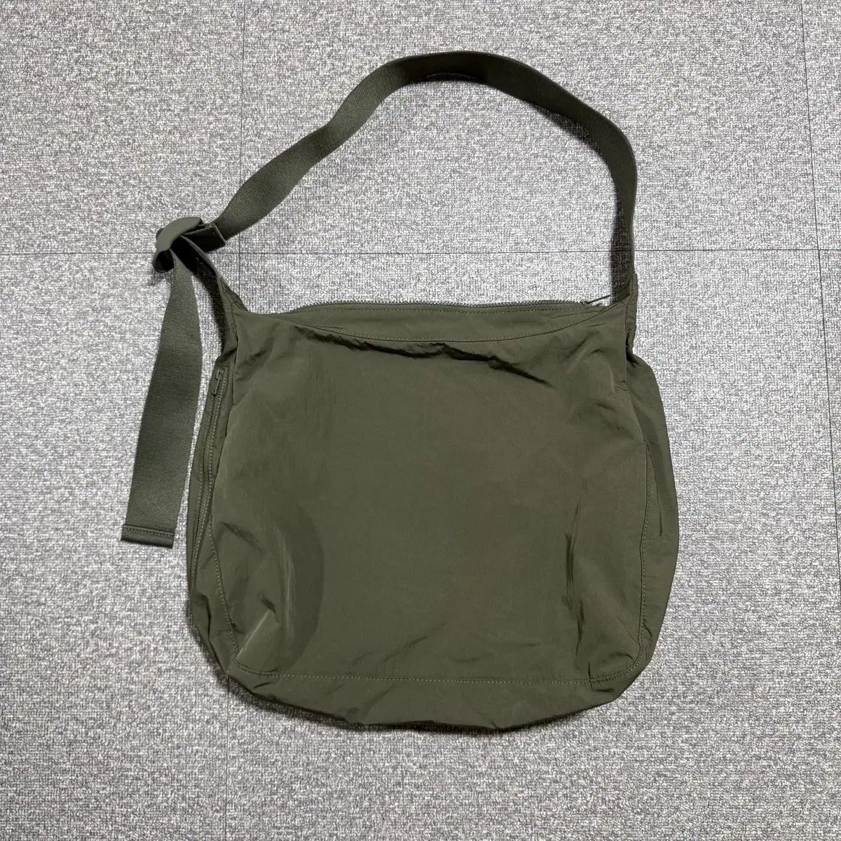 COS コス スラウチ ナイロン メッセンジャー バッグ カーキ
