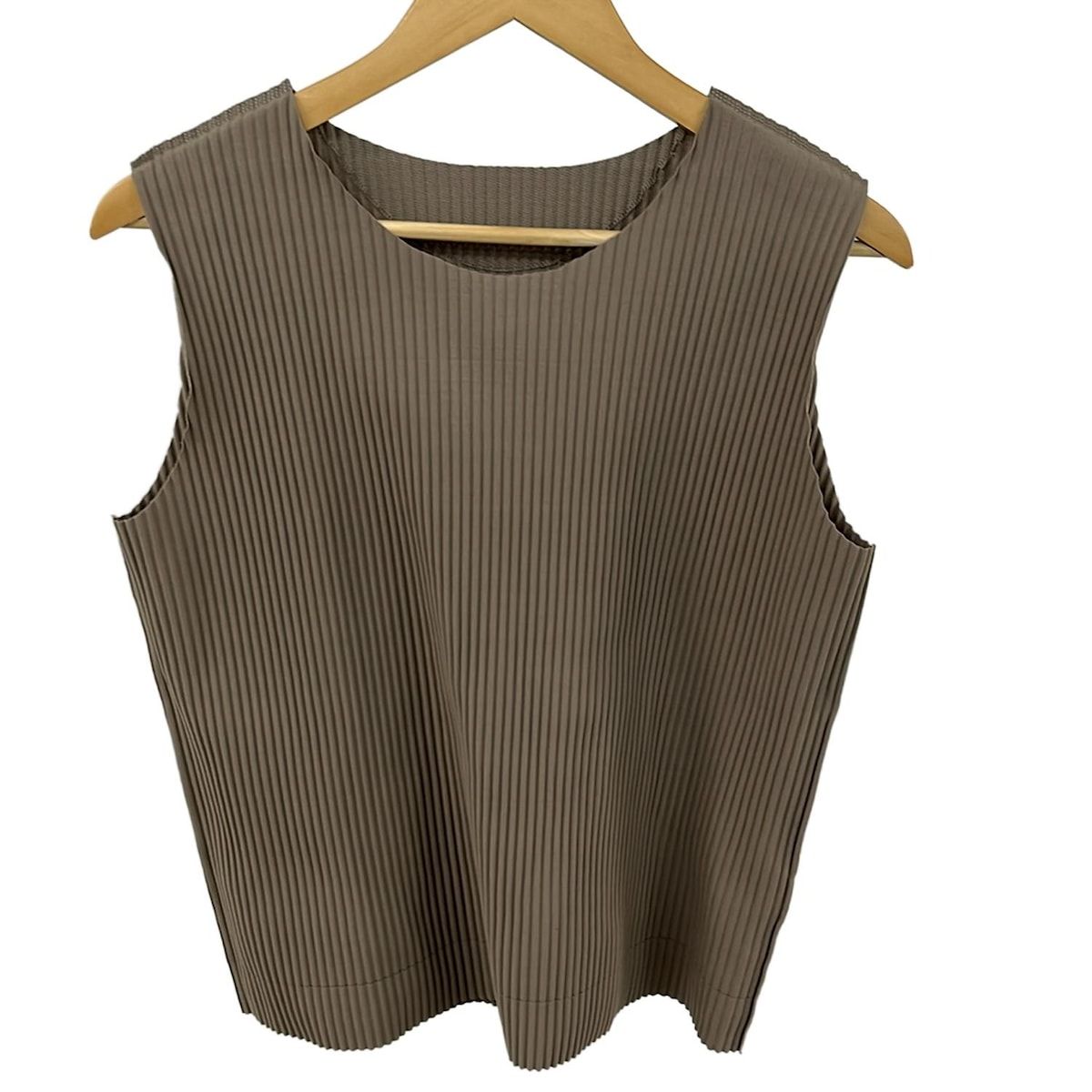 me ISSEY MIYAKE ミー イッセイミヤケ ノースリーブカットソー レディース - カーキ プリーツ