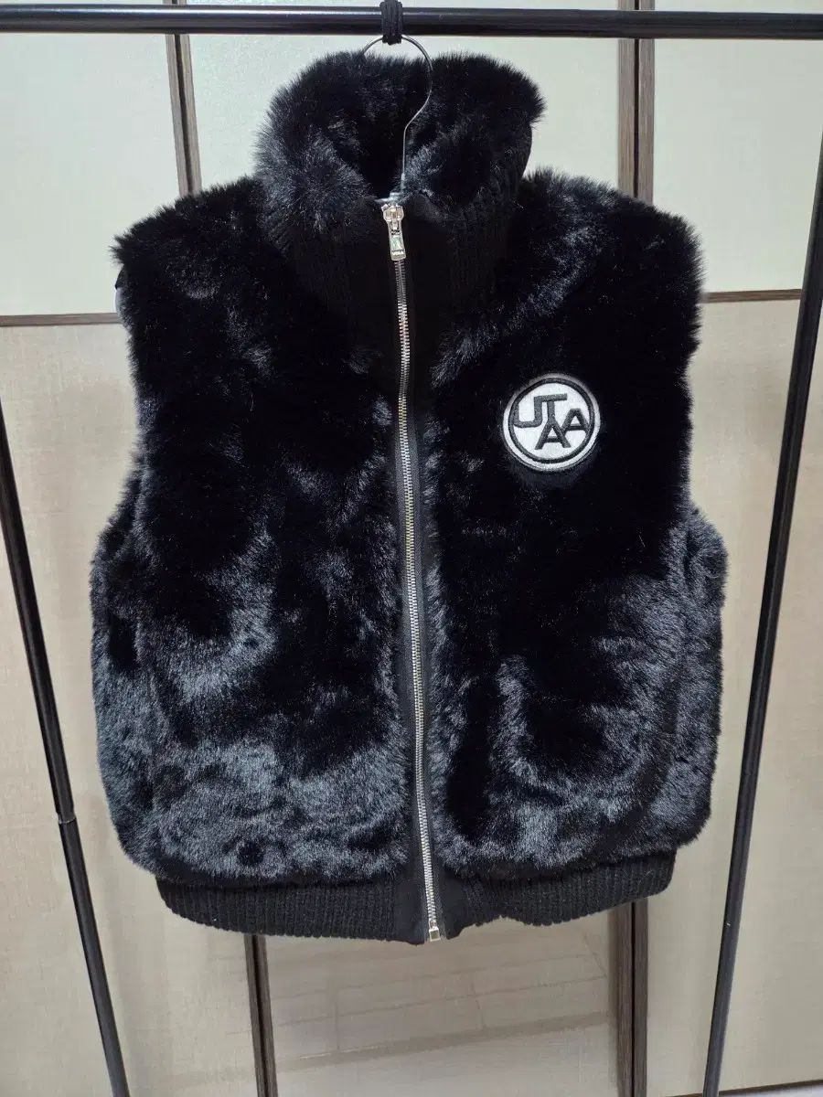 UTAA ブラック ファー ベスト ダウン