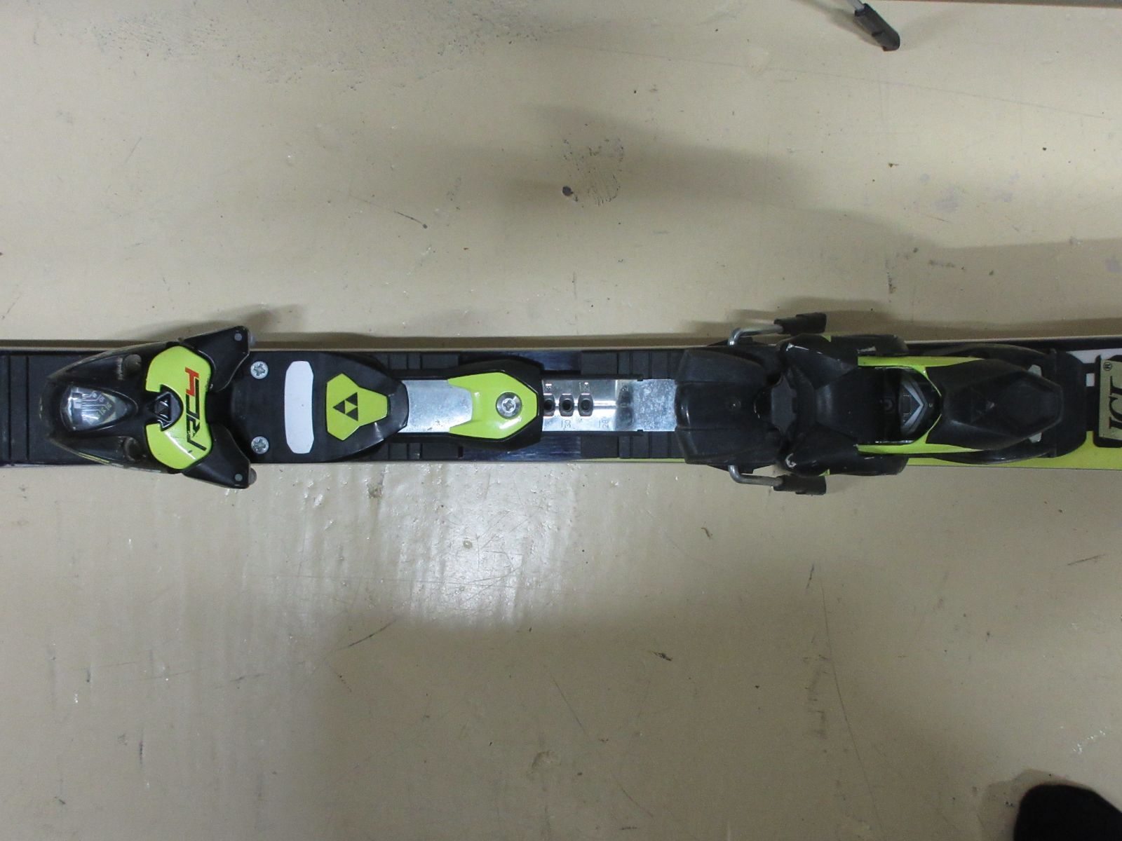 スキー板（黄黒）【現地引取のみ・発送は致しません】 - メルカリ