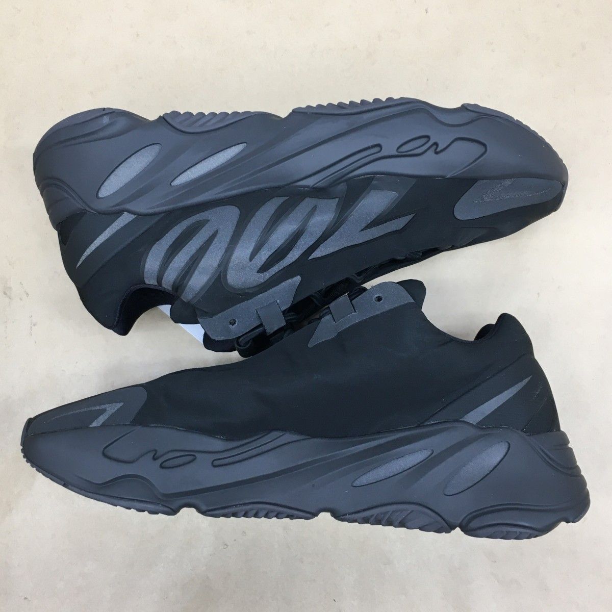 未使用 adidas YEEZY Boost 700 MNVN Black FV4440 サイズ27cm【WS1121