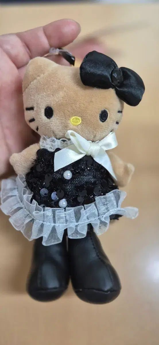 ロング丈 ハローキティ ぬいぐるみ キーホルダー ブラック ドレス