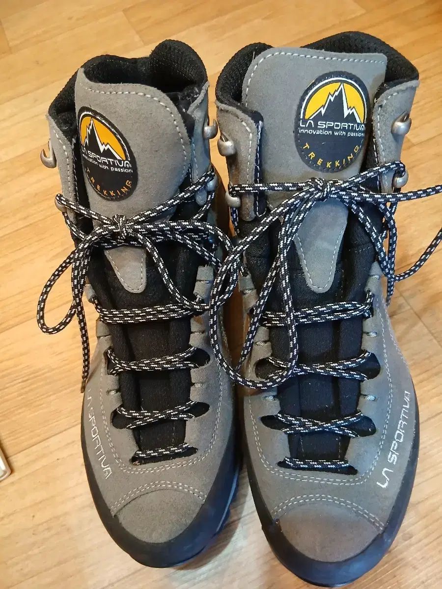 ラスポルティバ トレッキングシューズ 登山靴 グレー