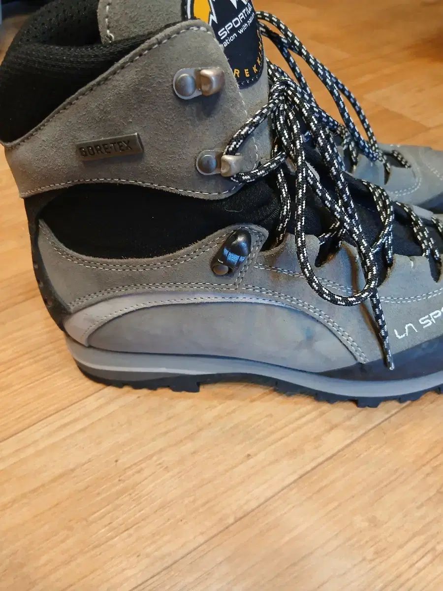 ラスポルティバ トレッキングシューズ 登山靴 グレー