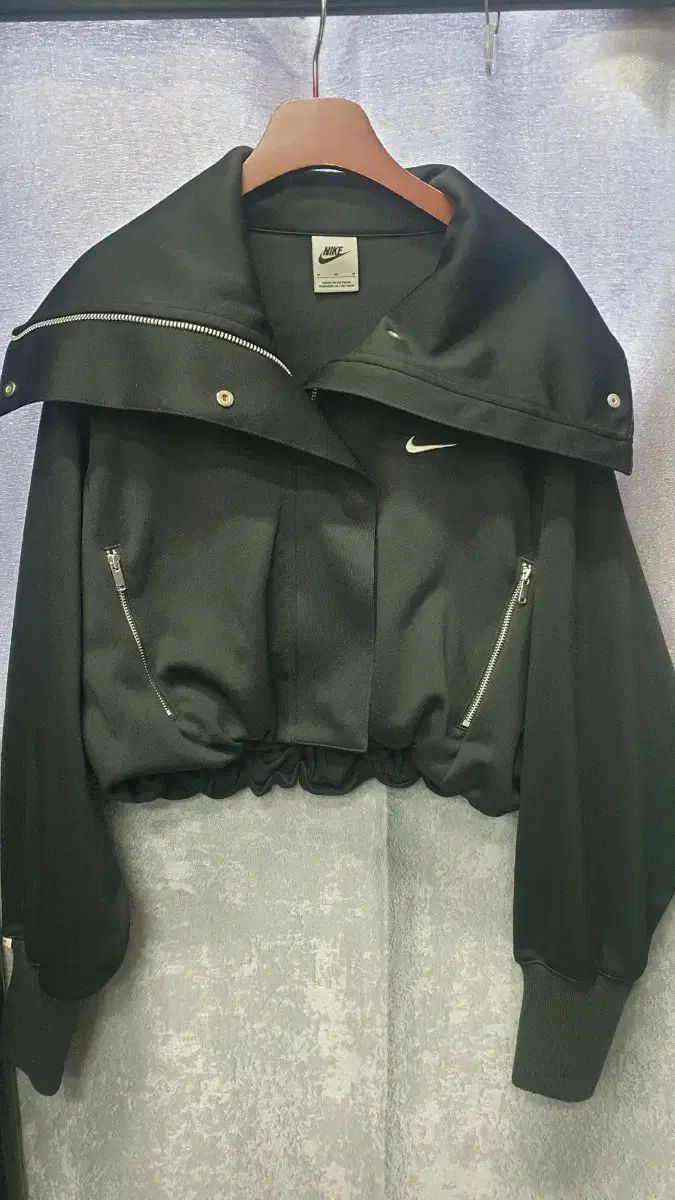 NIKE ブラック クロップド トラック ジャケット