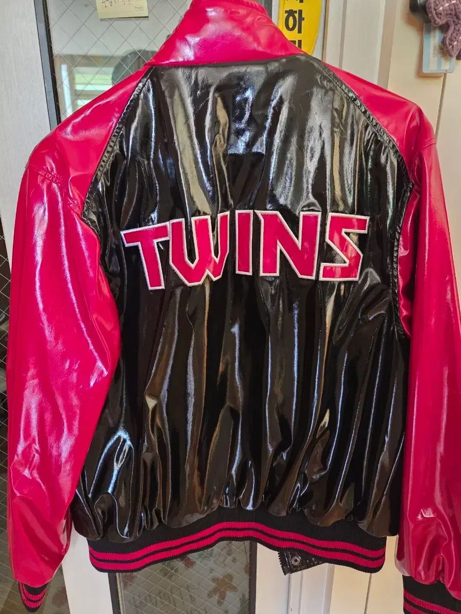 LG TWINS アウタ— ブラック ピンク