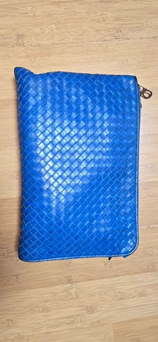 ボッテガヴェネタ イントレチャート ブルー クラッチバッグ